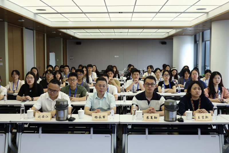 浙江大學(xué)經(jīng)濟(jì)學(xué)院、國(guó)際聯(lián)合商學(xué)院全國(guó)優(yōu)秀大學(xué)生夏令營(yíng)到浙江東方參訪 劉安江（左一）楊永軍（左二）.jpg